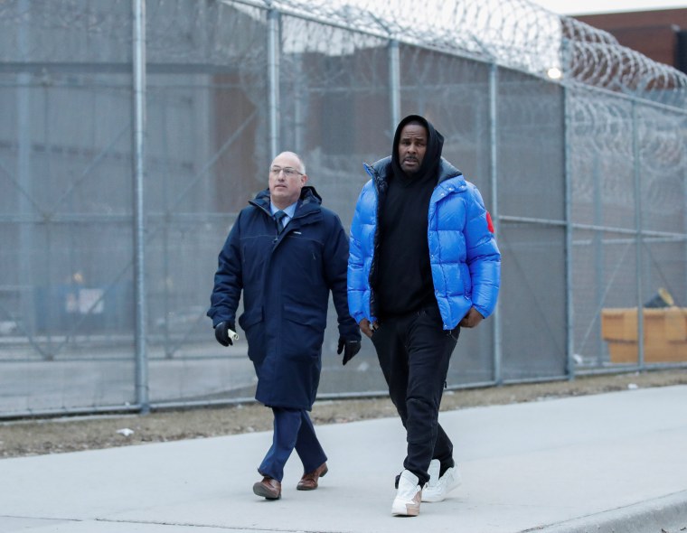 Image: R. Kelly leaves Cook County jail in Chicago