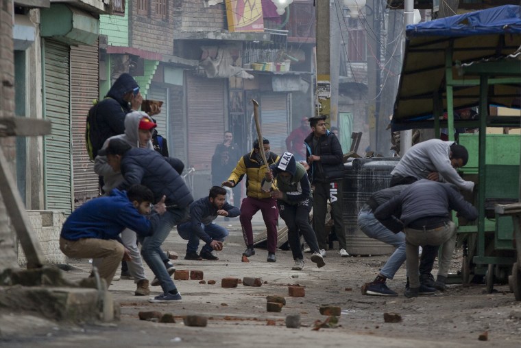 Image: Protesters in Indian-controlled Kashmir