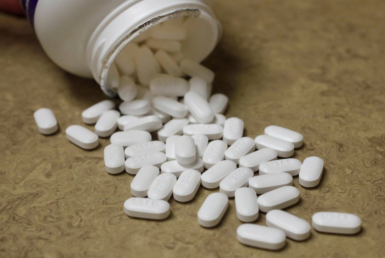 Image: Prescription painkiller Hydrocodine Bitartrate and Acetaminopohen, 7.5mg/325mg pills, made by Mallinckrodt sit on a counter at a local pharmacy