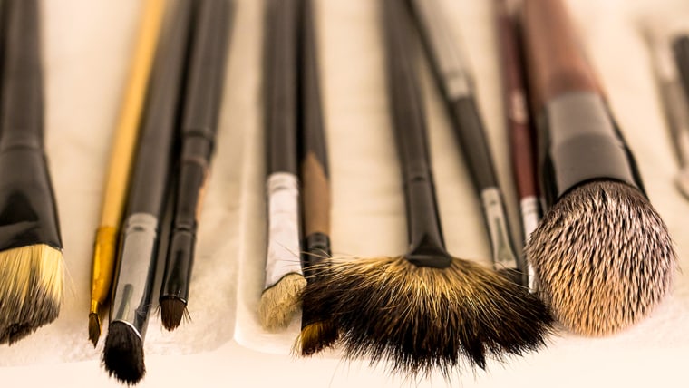 How Pro Makeup Artists Clean Their Makeup Brushes When Working