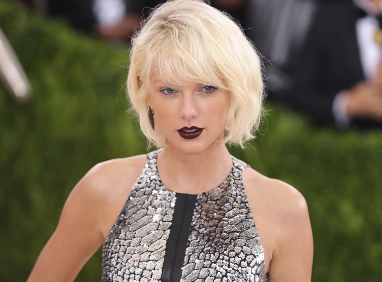 Taylor Swift platinum blond hair