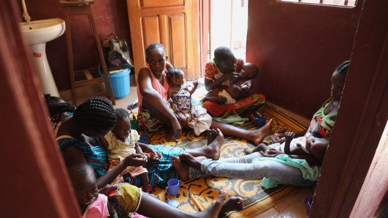 Image: Mothers feed their children Plumpy'nut