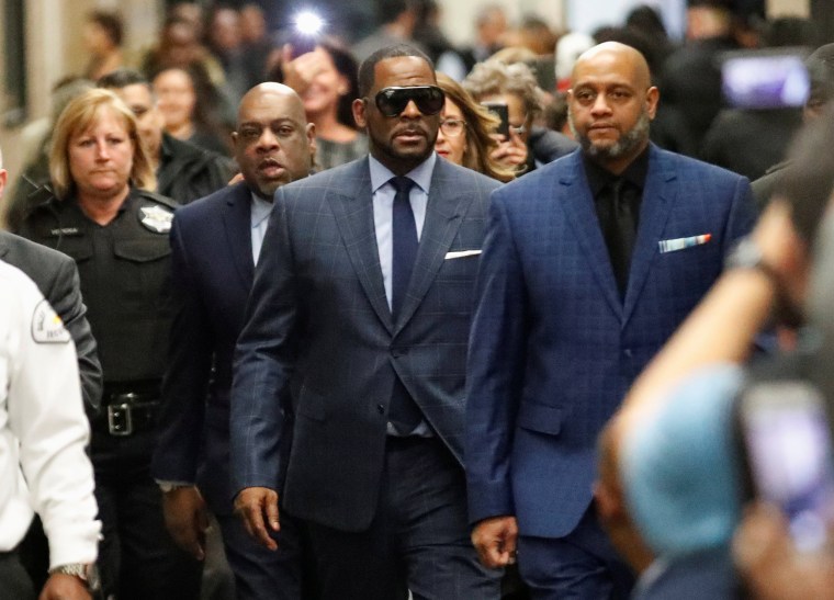 Image: Grammy-winning R&B singer R. Kelly arrives for a child support hearing in Chicago