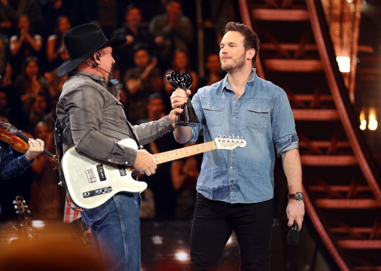 Chris Pratt sings with Garth Brooks