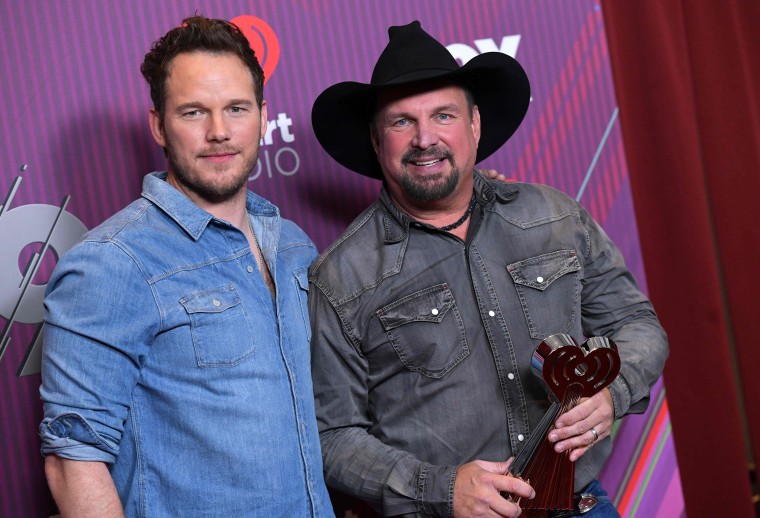 Chris Pratt sings with Garth Brooks