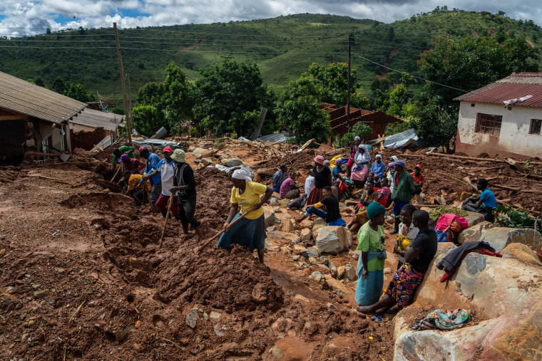 Image: Residents comb the earth in search of bodies in Chimanimani, Mozambique