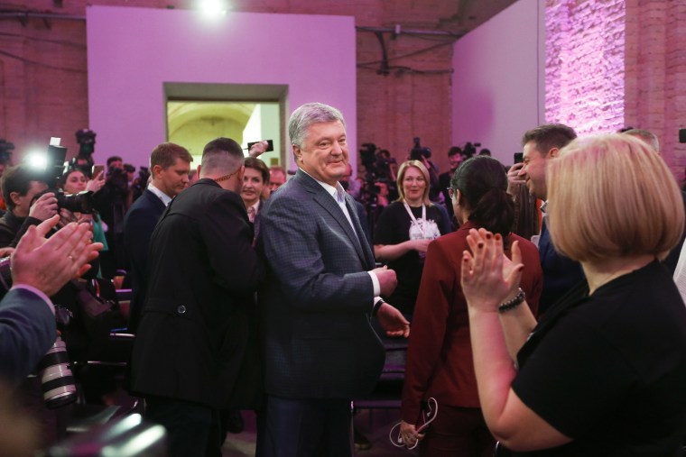 Image: Supporters greet Ukrainian President Petro Poroshenko 