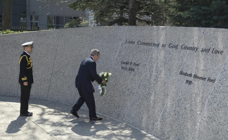 Image: George W. Bush at Gerald Ford gravesite