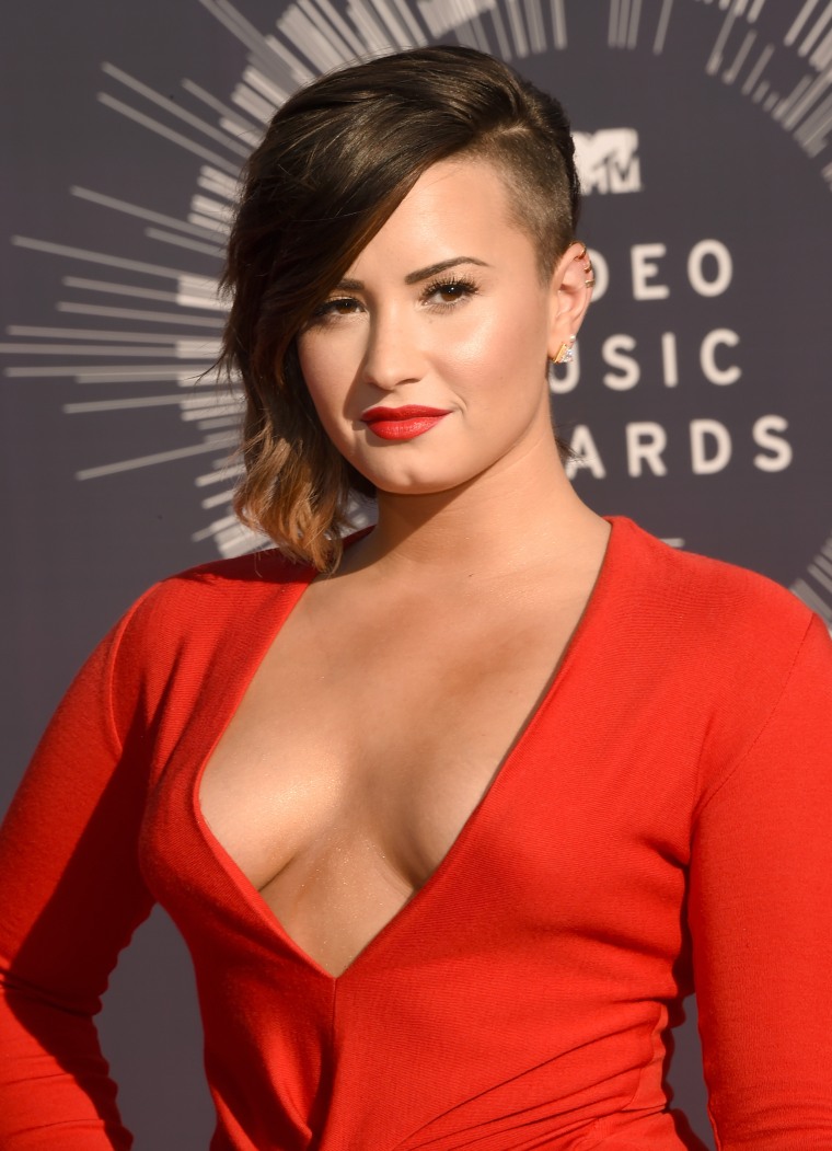 Demi Lovato, Demi Lovato side shave, 2014 MTV Video Music Awards, red carpet