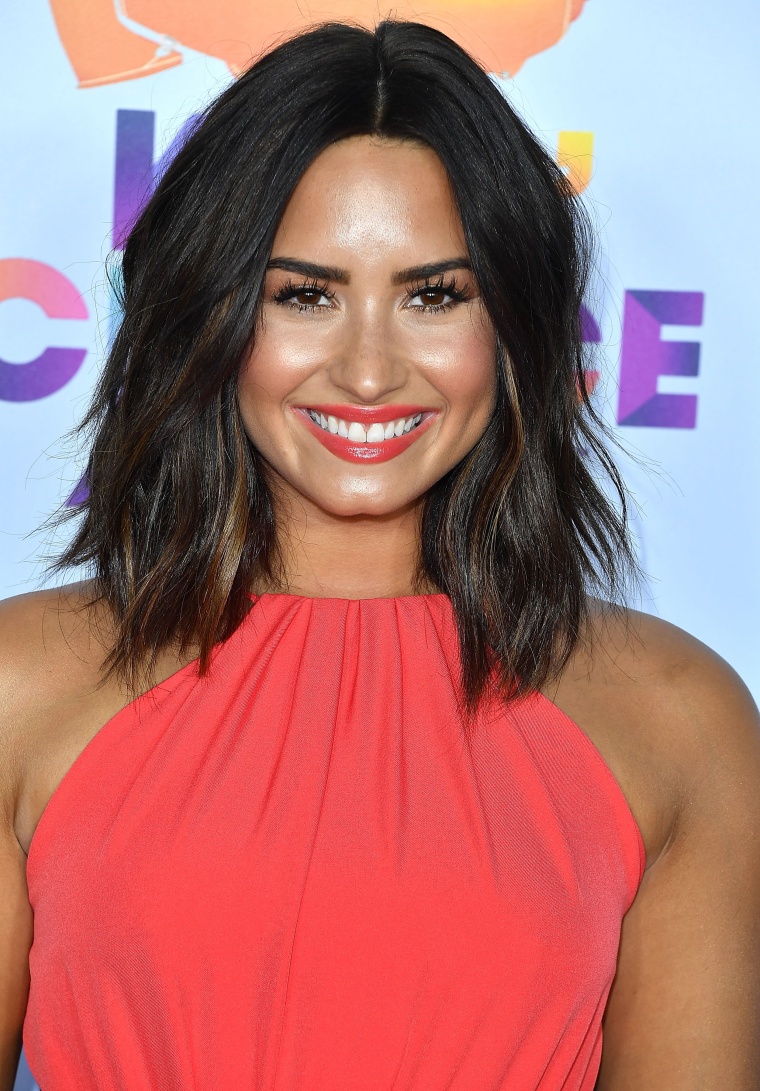 Demi Lovato lob haircut, Nickelodeon's 2017 Kids' Choice Awards - Arrivals
