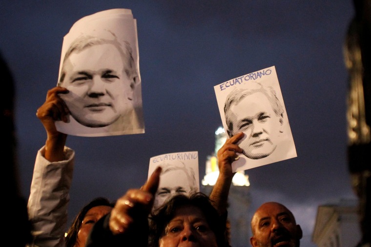 Image: FILE PHOTO: FILE PHOTO: Supporters of WikiLeaks founder Assange demonstrate in front of presidential palace regarding his Ecuadorian citizenship in Quito