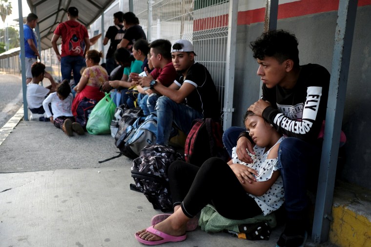 Image: Migrants from Honduras wait on the border bridge between Mexico and Guatemala in Ciudad Hidalgo, Mexico, on April 11, 2019.
