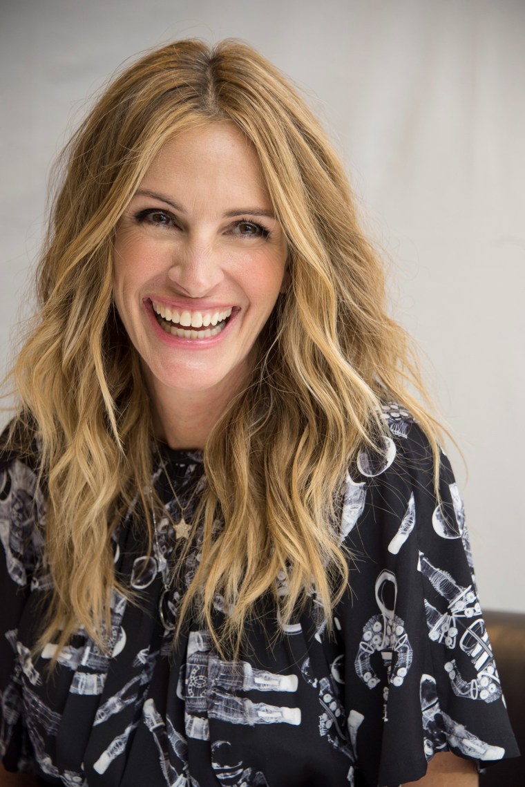 destaques com penteados ondulados soltos para mulheres com mais de 50 anos: Julia Roberts