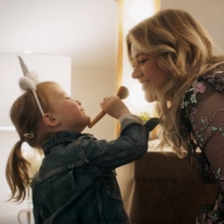 Mother And Son Back Stage Videos - Watch Kelly Clarkson's new video starring her daughter, River Rose