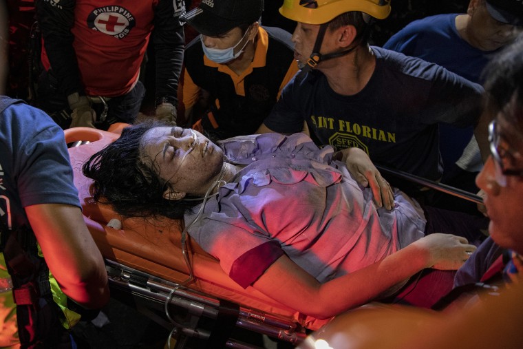 Image: Paramedics carry away an earthquake survivor in Porac