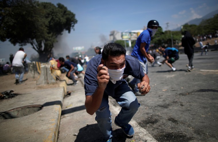 Image: Opposition demonstration near the Generalisimo Francisco de Miranda Airbase \"La Carlota\" in Caracas