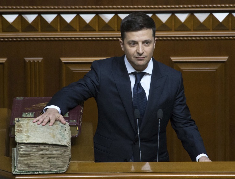 Image: Volodymyr Zelenskiy swears on a Bible as he takes the oath of office