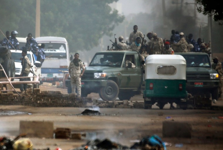 Image: Sudanese forces are deployed around Khartoum's army headquarters on June 3, 2019 as they try to disperse Khartoum's sit-in protest