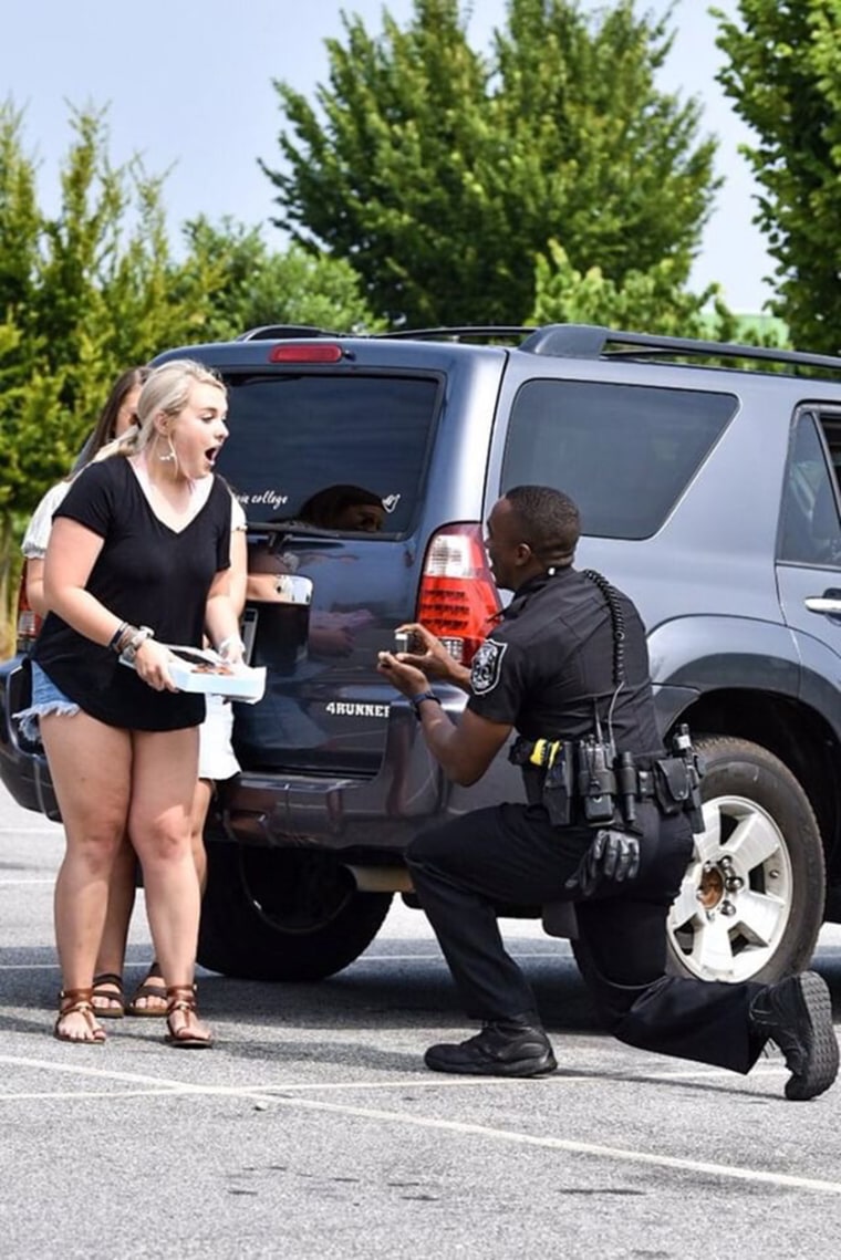 Police officer proposes to girlfriend during traffic stop