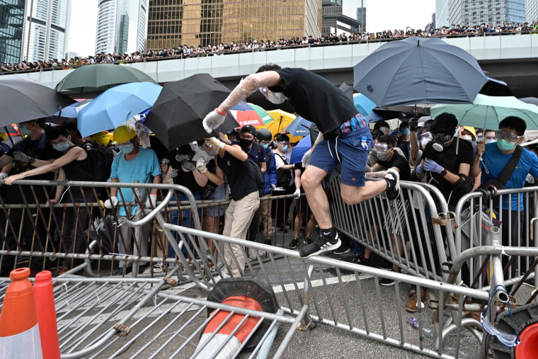 Image: Protesters occupy roads in Hong Kong 
