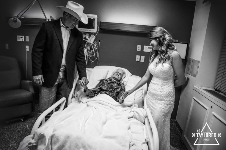 Couple Stage Hospital Wedding So 100 Year Old Grandma Can Be There 1065