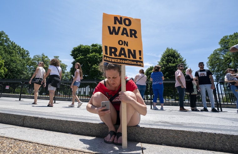 Image: Protesters gather in front of the White House to speak out against a possible war with Iran