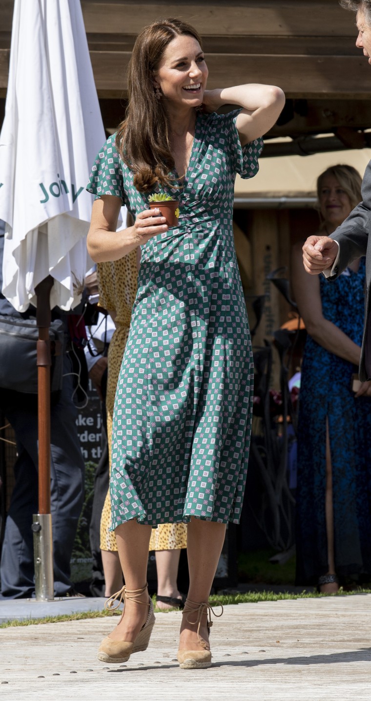 Kate middleton hotsell green floral dress