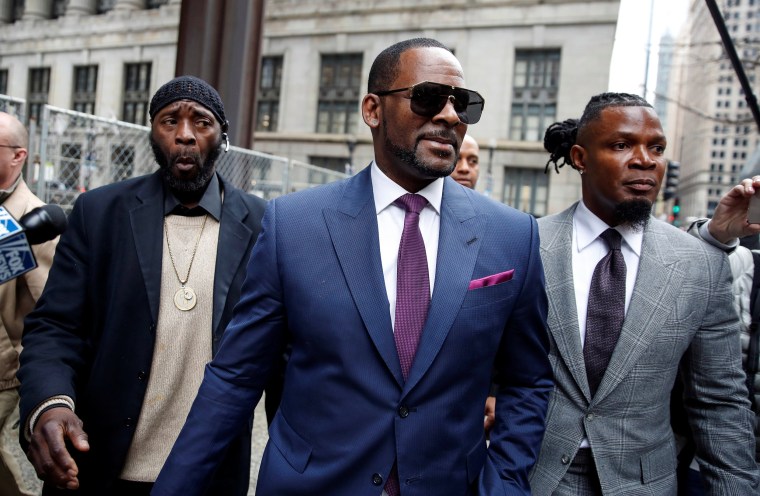 Image: Grammy-winning R&amp;B star R. Kelly leaves a child support hearing in Chicago