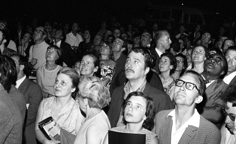 Image: Crowd watching the images of Apollo 11 in Paris