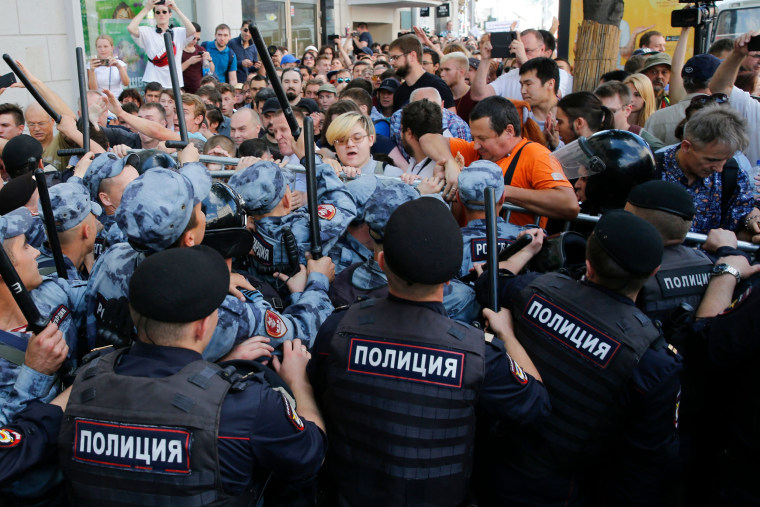 Russian Police Wrestle With Protesters Arrest Hundreds At Moscow Election Demonstration 5932