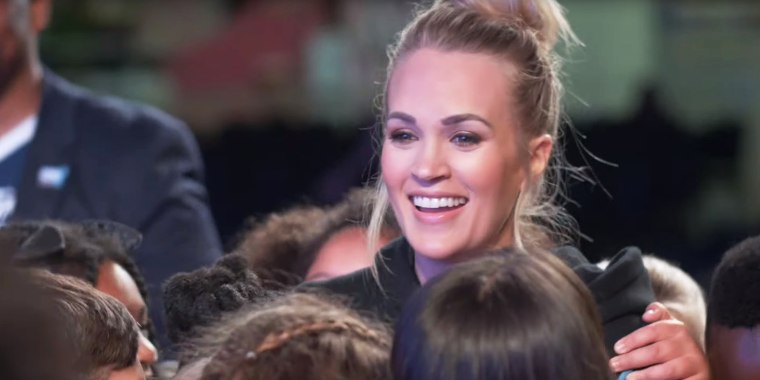 Carrie Underwood surprises elementary school choir