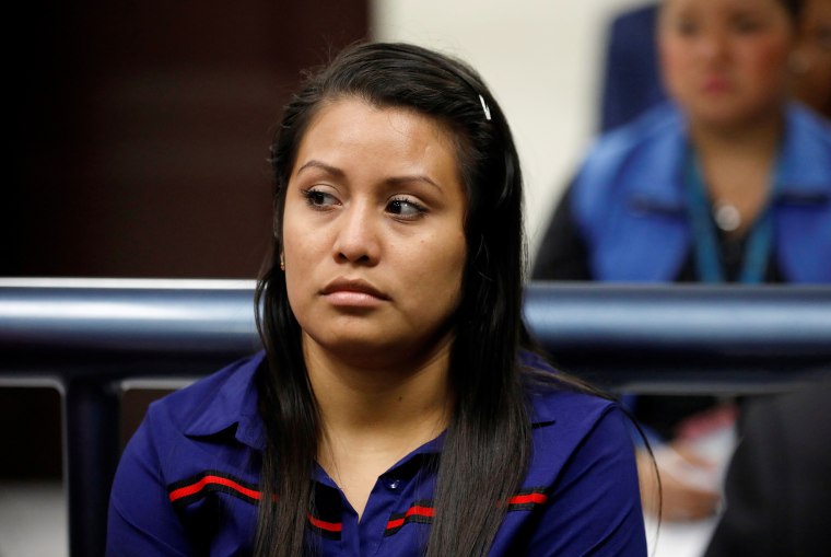 Image: Evelyn Hernandez, who was sentenced to 30 years in prison for a suspected abortion, attends a hearing in Ciudad Delgado