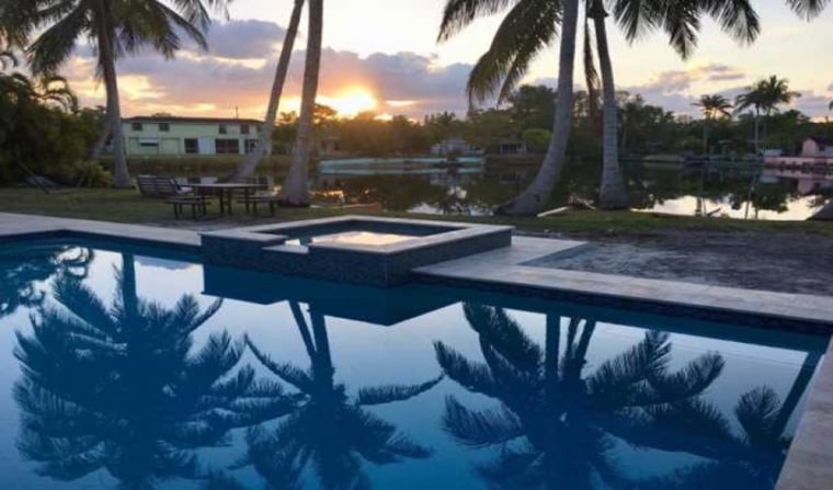 This private pool in Miami, available to rent, looks like a piece of paradise.