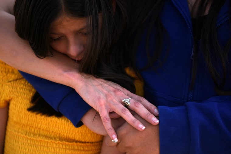 Image: People pay their respects two days after a mass shooting in El Paso
