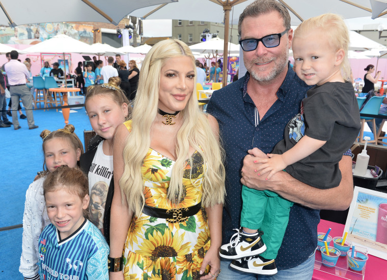 Tori Spelling and kids on Teen Choice Awards red carpet