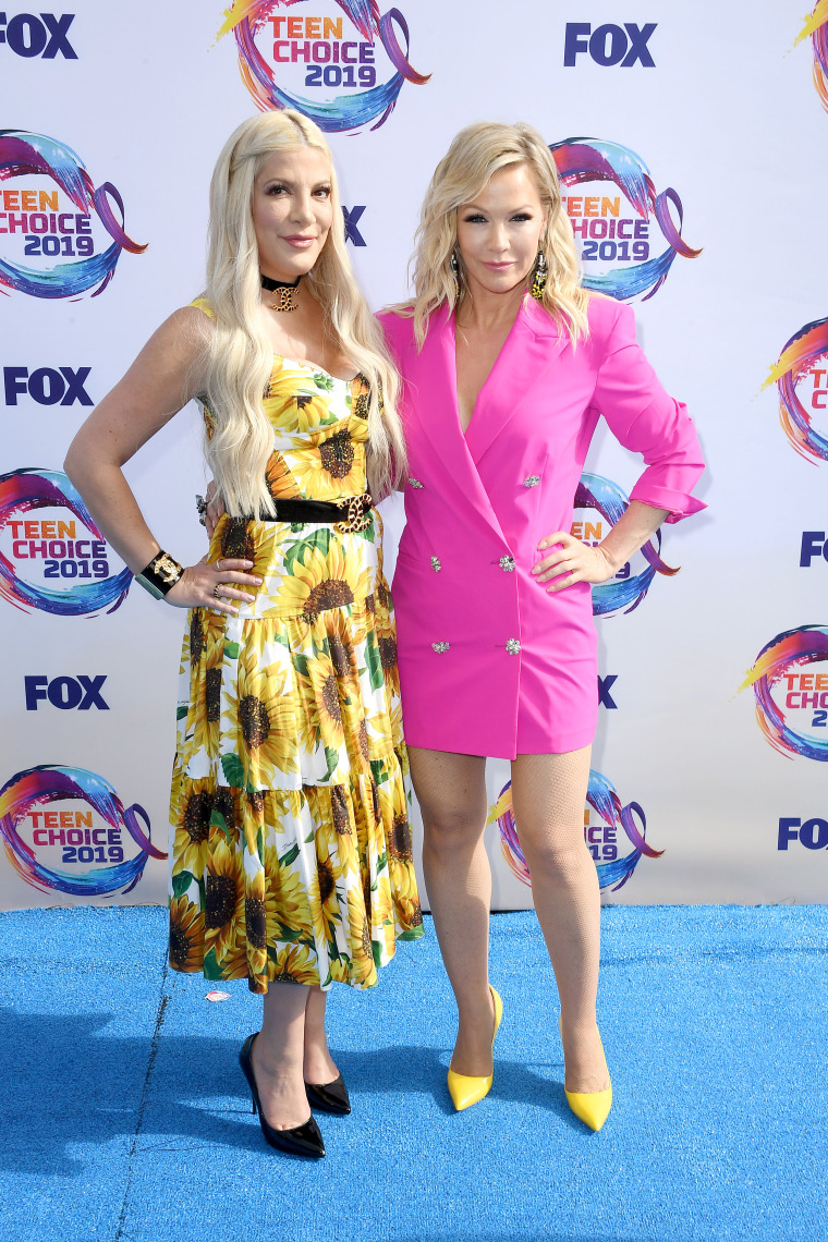 Tori Spelling and kids on Teen Choice Awards red carpet