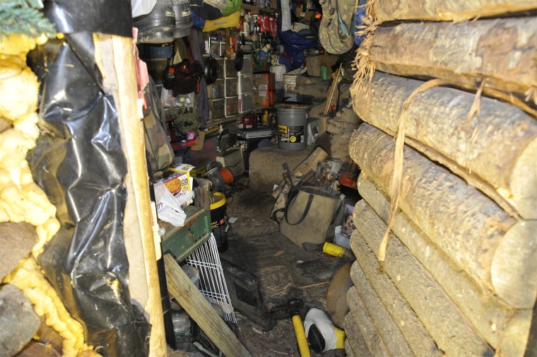 Image: Makeshift bunker of Wisconsin fugitive, Jeremiah Button