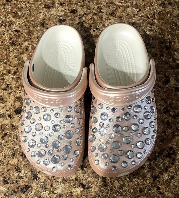 Anderson wore these special Crocs during her wedding because she was "not very coordinated" while wearing shoes with heels after her brain tumor health scare.