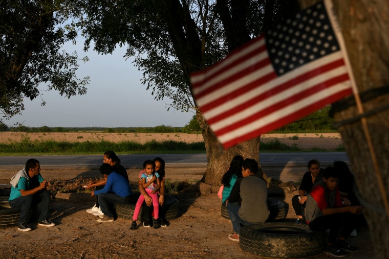 Image: Central American asylum seekers wait to be transported to a processing facility after crossing the Rio Grande in Los Ebanos, Texas, on June 28, 2019.