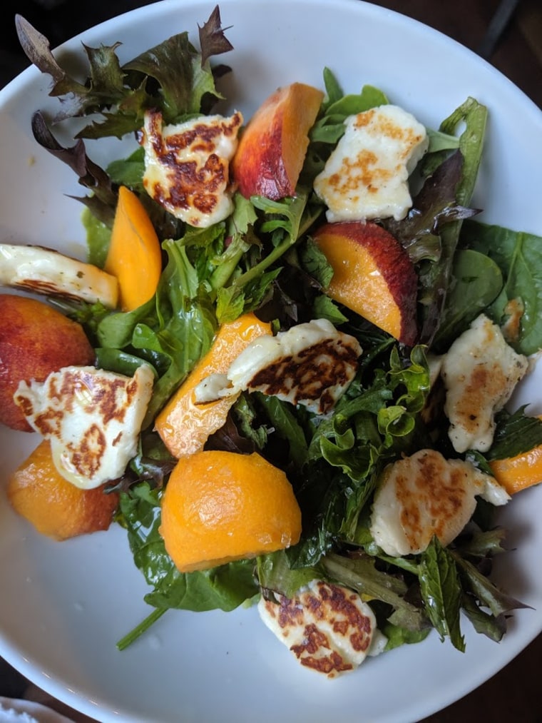 Arugula salad with peaches, halloumi and mint