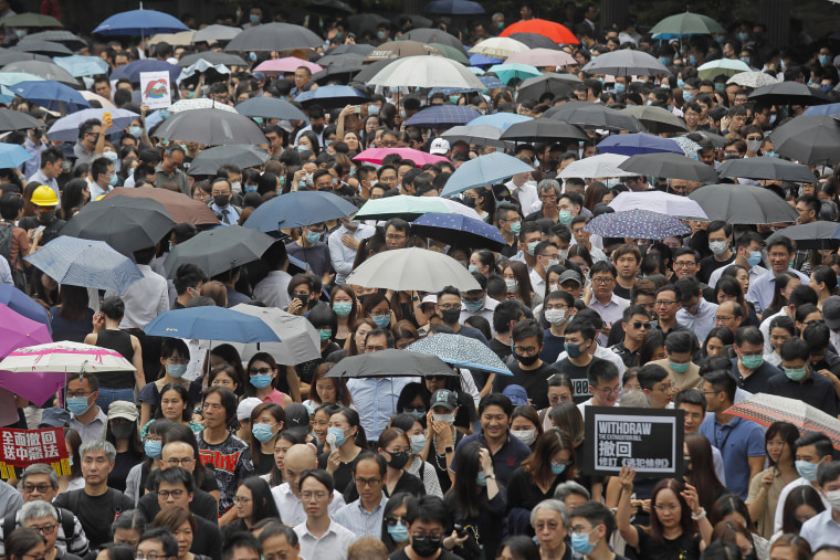 Image: Hundreds of accountants march at Chater Garden, in Hong Kong,