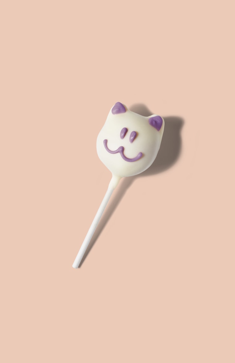 Starbucks' cute cat pop is a great way to get in the spirit for fall festivities.