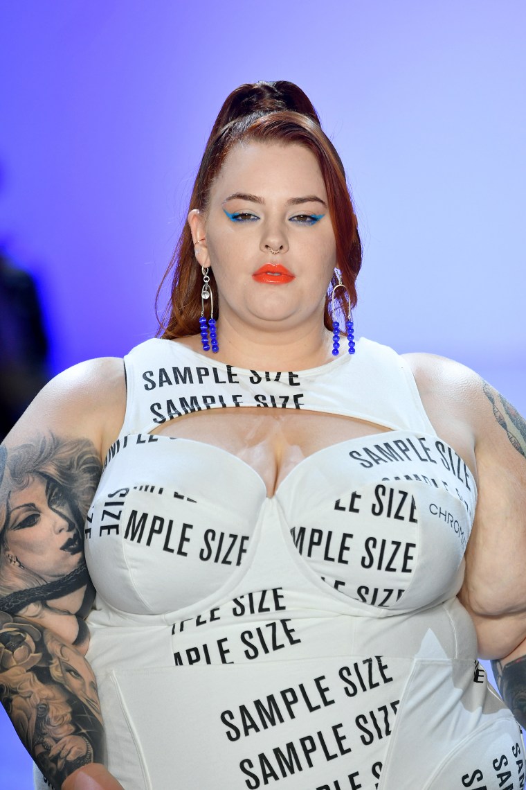 Tess Holliday sends poweful message about sizes on runway