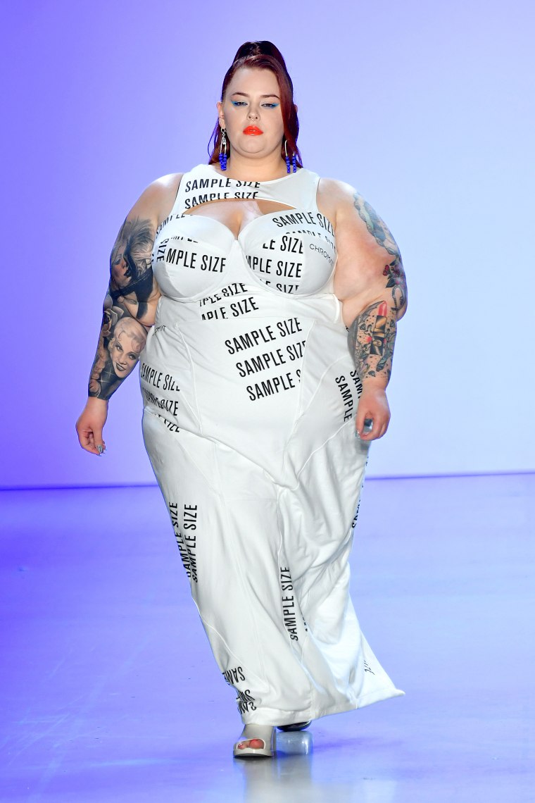 Tess Holliday sends poweful message about sizes on runway