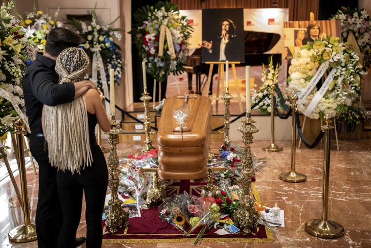 Image: Mourners attend the wake of Spanish singer and songwriter Camilo Sesto in Madrid on Sept.9,2019.