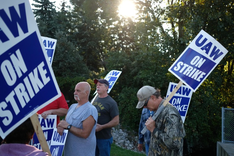 Image: United Auto Workers Continue Large National Strike
