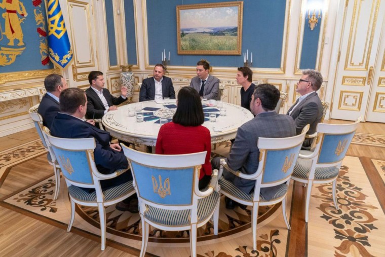 Image: Ukrainian President Volodymyr Zelenskiy and American actor, film director and producer Tom Cruise talk to each other during their meeting in Kyiv