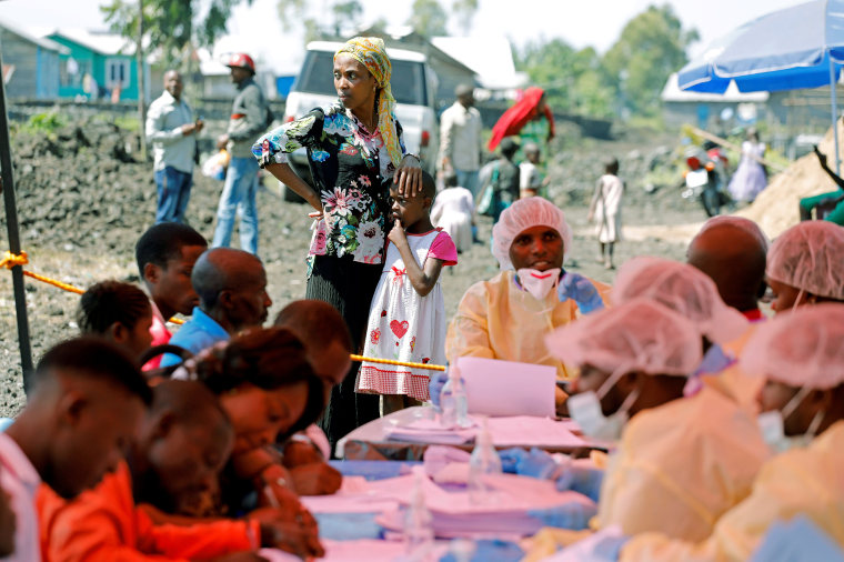 Image: A woman and child wait to receive the Ebola vaccination in Goma, Democratic Republic of Congo