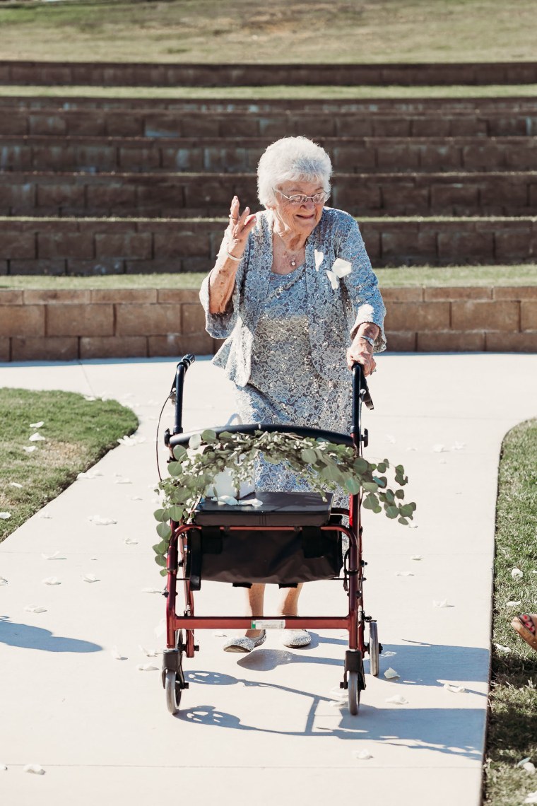 Bride asks 4 grandmas to be flower girls for wedding: 'They were more  excited than my bridesmaids