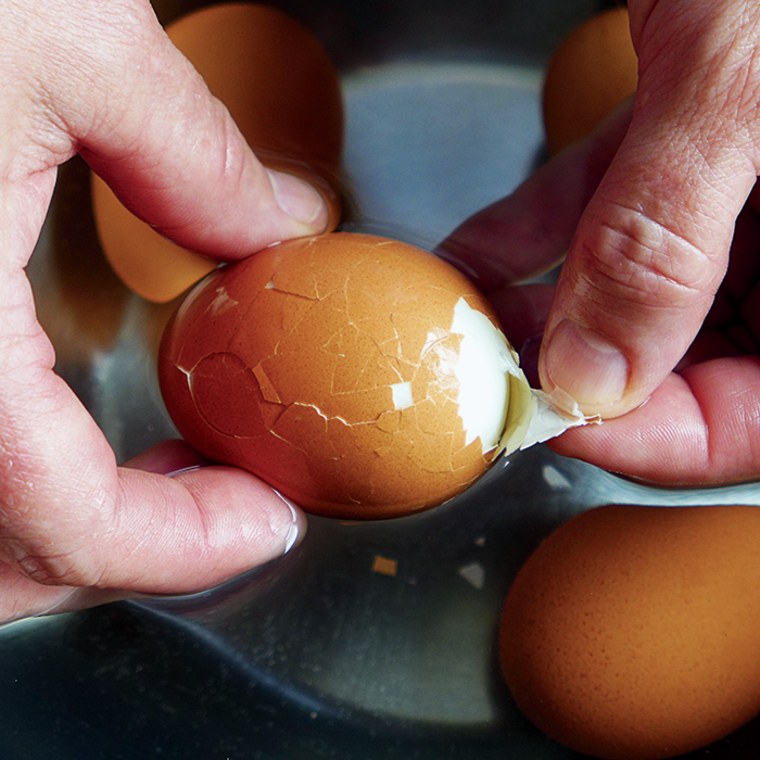 How To Boil An Egg Perfectly WITHOUT Cracking Peel EGGS EASILY After  Boiling - Use Egg hole Puncher 